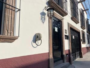 un edificio con una maschera sul lato. di Hotel La Lejona a San Miguel de Allende