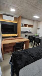 a bedroom with a kitchen with a table and chairs at ID Vida Urbana Setor Oeste Goiânia 3703A in Goiânia