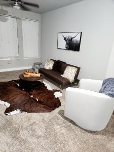 ein Wohnzimmer mit einem Sofa und einem Tisch in der Unterkunft Cowtown 1 bedroom in Downtown FT Worth in Fort Worth