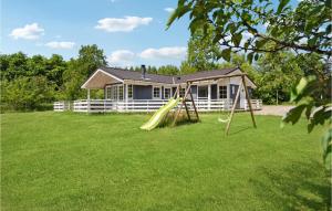 VestergårdにあるCozy Home In Toftlund With Kitchenの家の前の滑り台付き庭