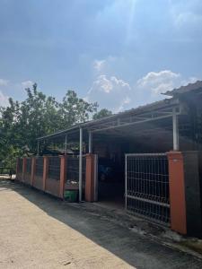une gare avec un tas d'étals dans l'établissement Bu Sur Homestay, à Bogor