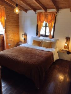 a bedroom with a large bed and a window at el diamante: Magic night in Santa Elena