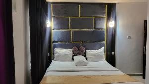Un pat sau paturi într-o cameră la Palazzo Apartments