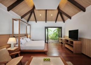 1 dormitorio con 1 cama, escritorio y TV en Garrya Tongsai Bay Samui en Choeng Mon Beach