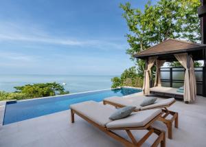 チョンモンビーチにあるGarrya Tongsai Bay Samuiのプールと2つのベッドがあるパティオ付きのヴィラ