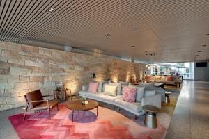 Uma área de estar em Adina Apartment Hotel Bondi Beach Sydney