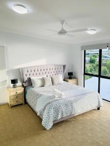 Ένα ή περισσότερα κρεβάτια σε δωμάτιο στο Moreton Magnificent Views