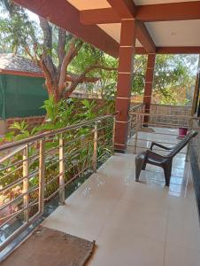 una silla en el porche de una casa en Hope villa homestay en Gokarna