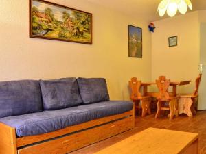 a living room with a couch and a table at Charmant 2 pièces à Montchavin, près des pistes, pour 5 pers. - Balcons, équipements complets, parking - FR-1-329-1 in Bellentre