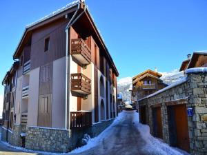a street with buildings and snow on the ground at Charmant 2 pièces à Montchavin, près des pistes, pour 5 pers. - Balcons, équipements complets, parking - FR-1-329-1 in Bellentre