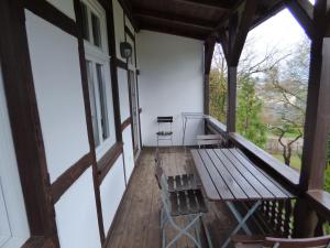 Balkoni atau teres di Sonnige-Ferienwohnung-100qm-im-1-Obergeschoss-der-Villa-Walhall-in-einem-parkaehnlichen-Garten