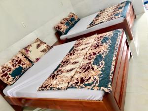 綏和的住宿－khách sạn Ngân Hà，带枕头的客房内的两张双层床