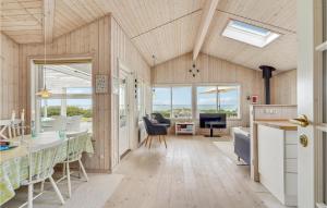 een keuken en een woonkamer met houten wanden en ramen bij Beautiful Home In Assens With Kitchen in Assens