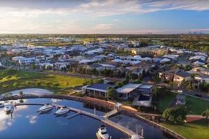 una vista aérea de un puerto deportivo con barcos en el agua en The peaceful place to stay – en Gold Coast