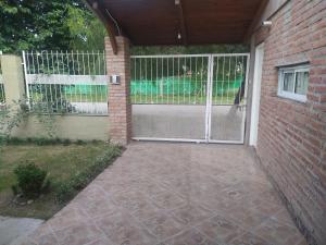 un patio con una puerta y una pared de ladrillo en Puñadito de descanso en Salta