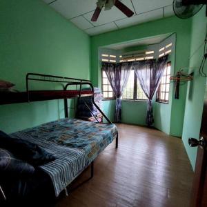 Postel nebo postele na pokoji v ubytování Adam Homestay