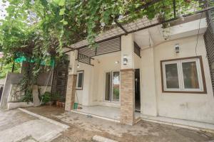 a house with a window on the side of it at KoolKost Syariah @ Citraland Puri Serang in Serang