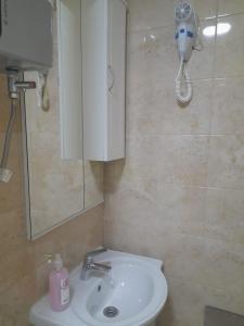 ein Bad mit einem Waschbecken, einem Spiegel und einem Telefon in der Unterkunft Apartment Vanja - 200m from centar city in Krapina
