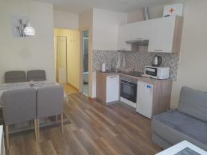 eine Küche und ein Wohnzimmer mit einem Tisch und einem Sofa in der Unterkunft Apartment Vanja - 200m from centar city in Krapina