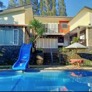 Piscina de la sau aproape de Villa utama pondok yedidah