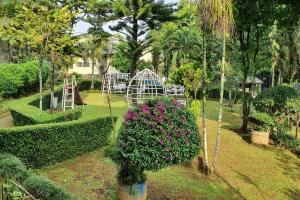 O grădină în afara Villa utama pondok yedidah