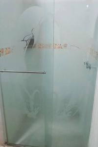 a shower with a glass door in a bathroom at Los altos de Bremen in Filandia