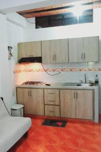 a kitchen with a sink and a counter top at Los altos de Bremen in Filandia