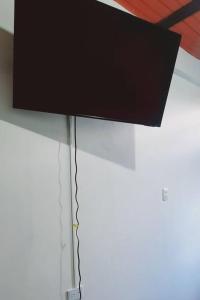 a flat screen tv sitting on top of a wall at Los altos de Bremen in Filandia