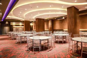 Sotogrande Hotel Katipunan في مانيلا: قاعة احتفالات مع طاولات وكراسي في غرفة