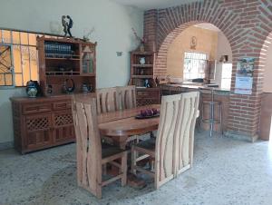 cocina con mesa de madera y sillas en una habitación en Finca girasoles en Ayala