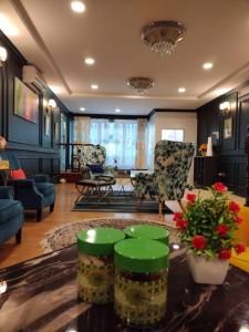 Grand Illusyin في شاه عالم: غرفة معيشة مع أريكة وكراسي وطاولة
