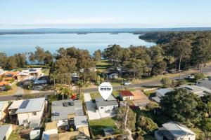 une vue aérienne d'une ville avec des maisons et un lac dans l'établissement Wanderer by Experience Jervis Bay, à Sanctuary Point