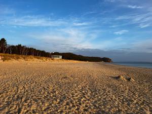 バーベにあるFerienwohnung Strandflairの砂浜