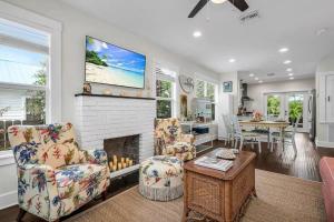 Μια τηλεόραση ή/και κέντρο ψυχαγωγίας στο The Penn House + Guest House & Saltwater Pool Flam