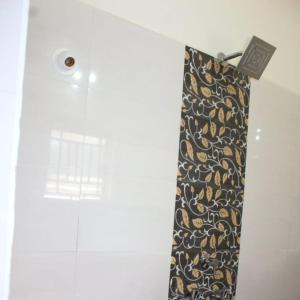 Una cortina de ducha con un patrón de mono. en Hope villa homestay en Gokarna
