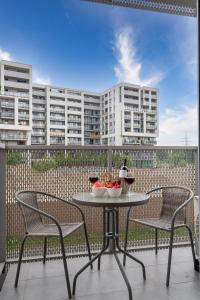 einen Tisch und Stühle auf einem Balkon mit Gebäuden in der Unterkunft Exclusive Crystal Apartment in Krakau
