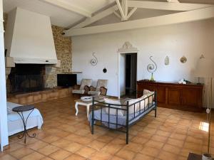 una sala de estar con un sofá y una mesa en Domaine de Bellevue, en Portets