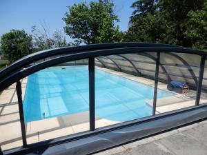 a swimming pool in the roof of a car at LES JARDINS DE CARIBOLE in Fourneaux