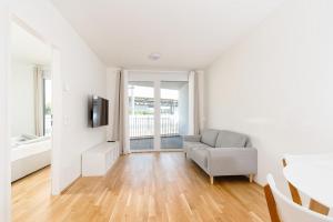 Una televisión o centro de entretenimiento en Whats-App Self-Check-IN - 1BR Apartment, near airport,15 min to Center