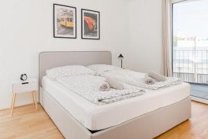 Una cama o camas en una habitación de Whats-App Self-Check-IN - 1BR Apartment, near airport,15 min to Center