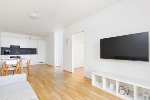 Una televisión o centro de entretenimiento en Whats-App Self-Check-IN - 1BR Apartment, near airport,15 min to Center
