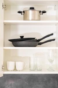 Una cocina o kitchenette en Whats-App Self-Check-IN - 1BR Apartment, near airport,15 min to Center