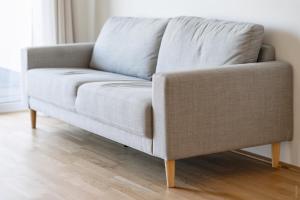 Un lugar para sentarse en Whats-App Self-Check-IN - 1BR Apartment, near airport,15 min to Center