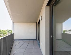 Un balcón o terraza en Whats-App Self-Check-IN - 1BR Apartment, near airport,15 min to Center