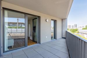 Un balcón o terraza en Whats-App Self-Check-IN - 1BR Apartment, near airport,15 min to Center