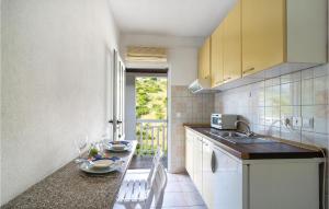 cocina con fregadero y mesa con sillas en 1 Bedroom Stunning Apartment In Milna, en Milna