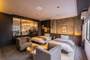 静岡市にあるビル泊 -Birupaku Decentralized Hotel-のベッド2台、テーブルと椅子が備わるホテルルームです。 +37枚の写真