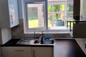 Cuisine ou kitchenette dans l'établissement Well presented 4 BDR with garden & parking Romford