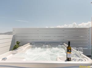 Nápoje v ubytovaní Aphrodite Luxury Apartments