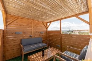 Posedenie v ubytovaní Aphrodite Luxury Apartments